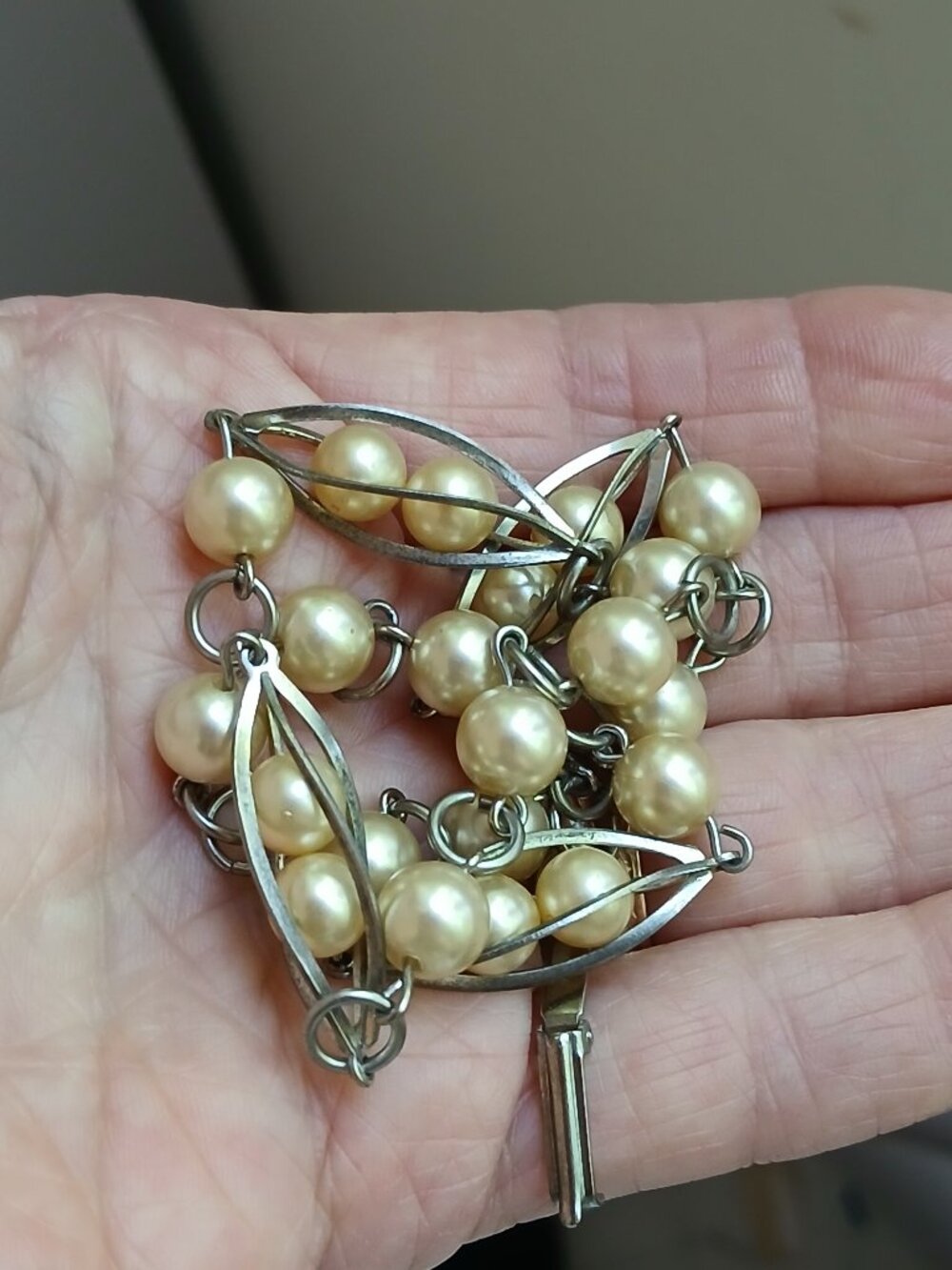 Vintage 50'/60's MCM Faux Pearl 15" Swirl Pod Choker & Screw Back Earring Set - Picture 10 of 11